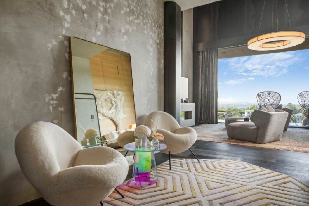 Inredningsstilen är modern och färgerna dova. Chrissy Teigen och John Legends hus en våning upp
