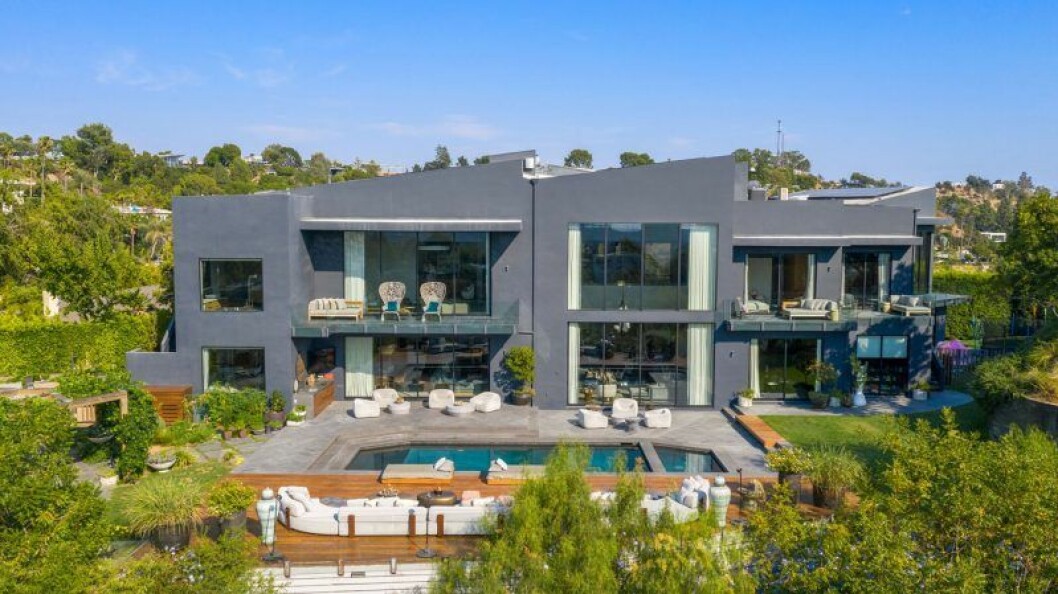 Modernt och stilrent hus omringat av vacker natur. Chrissy Teigen och John Legends hus utifrån