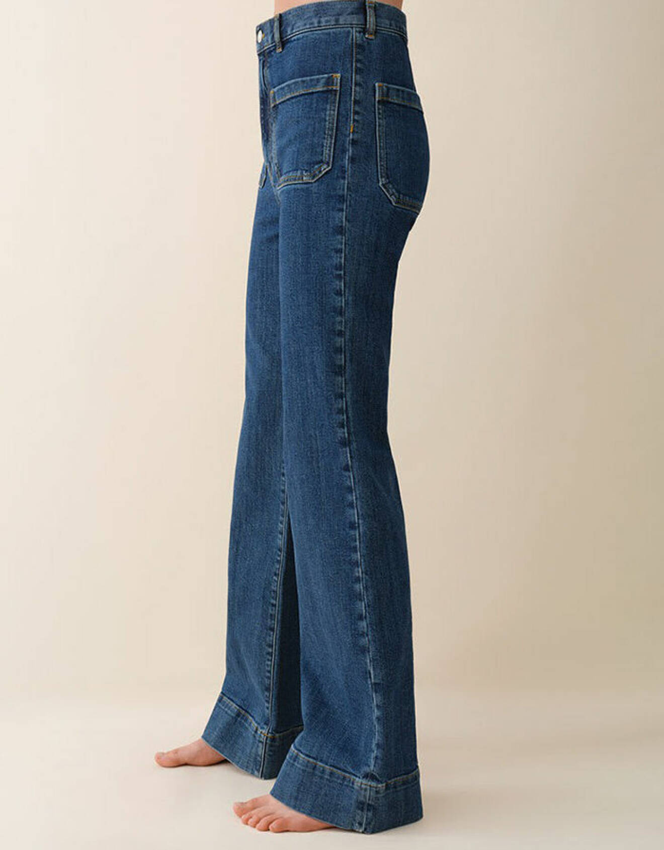 Smickrande mörka utsvängda jeans med stora fickor från Jeanerica