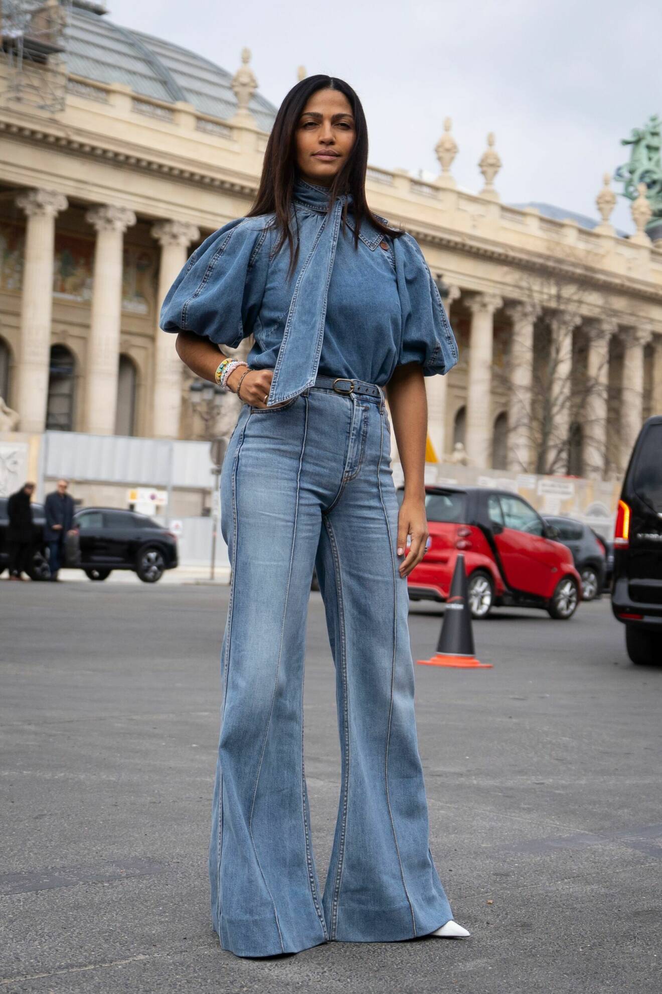 Streetstyle med en double denim-look med jeans och matchande blus med puffärmar i denim.