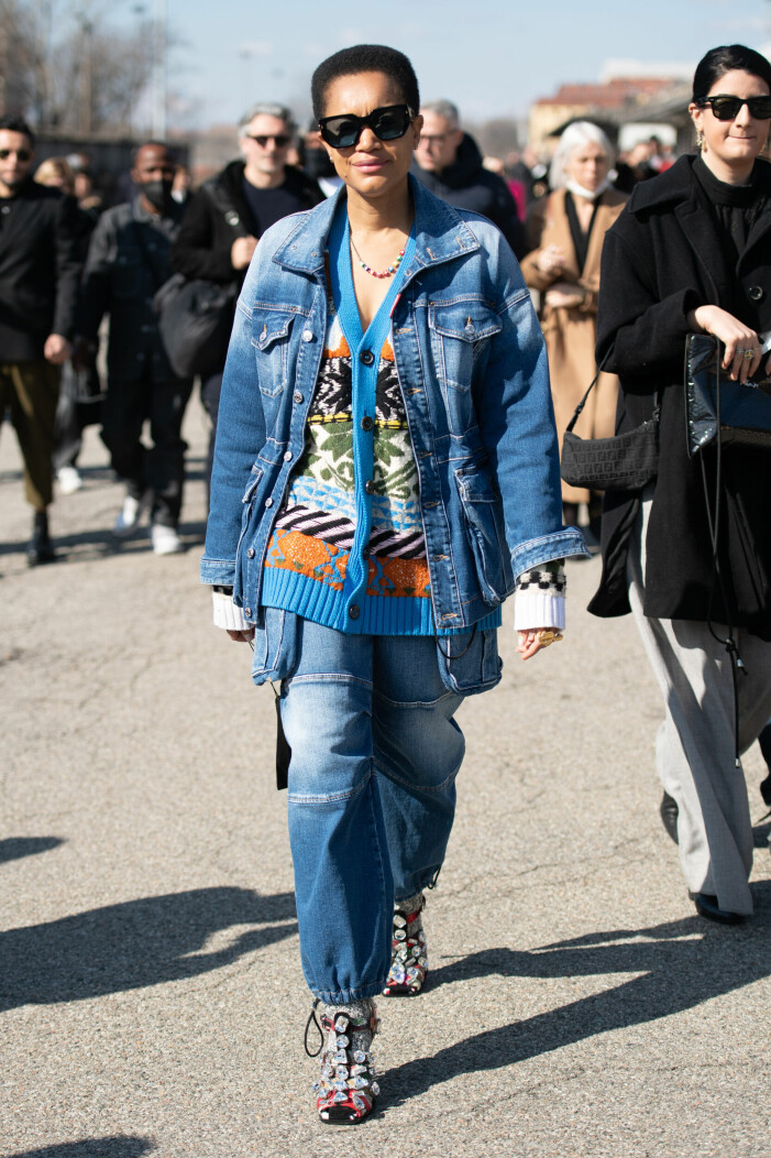 Street style från Milanos Fashion week. jeans jacka