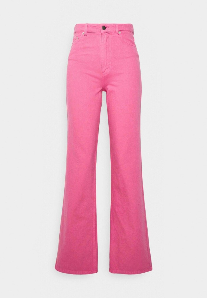Jeans i bomull, stl 25–31, 399 kr, Only. <a target="_blank" rel="nofollow" href="https://www.awin1.com/cread.php?awinmid=19562&awinaffid=439045&clickref=FE-mod-ALSW-rosa-print-only-jeans-&ued=https%3A%2F%2Fnelly.com%2Fse%2Fkl%25C3%25A4der-f%25C3%25B6r-kvinnor%2Fkl%25C3%25A4der%2Fjeans%2Fonly-589%2Fonlcamille-milly-ex-hw-wide-col-pnt-194414-HI4M%2F%3F">Klicka på bilden för att komma direkt till dem</a>. Jeans från Only.