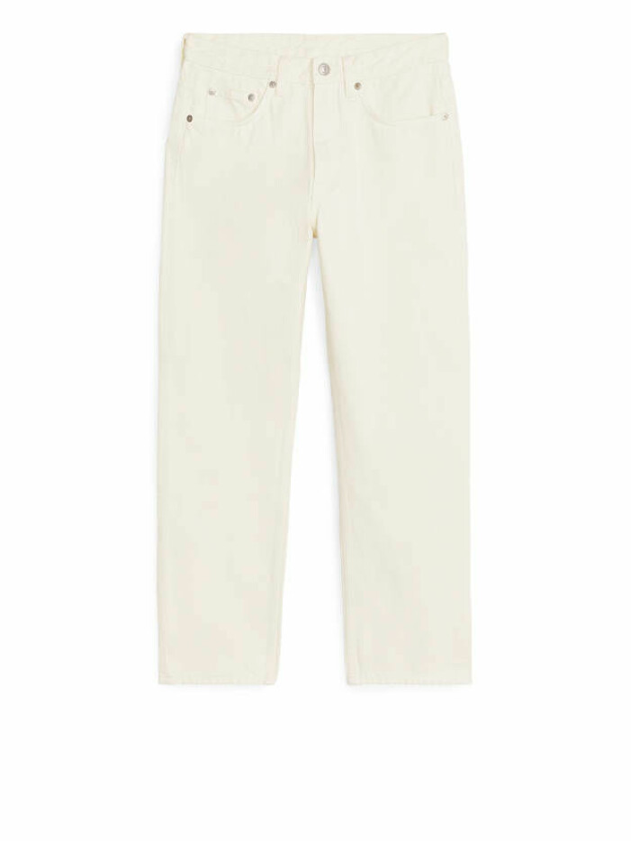 Jeans i bomull, w 25–32, 690 kr, från Arket. Beiga byxor med croppade ben från Arket