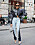 Nina Sandbech i ljusa jeans med inslag av svart tyg nedtill.
