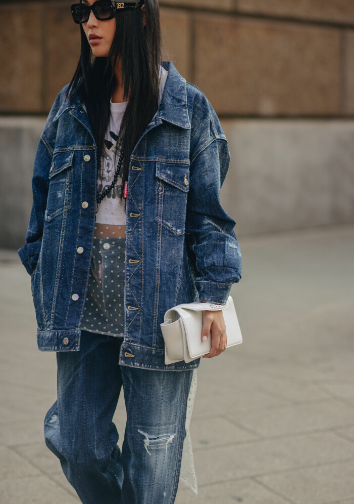 Dubbel dos av denim i mer avslappnad stil. Jeans och oversized jeansjacka i avslappnad look på modeveckan i Paris.