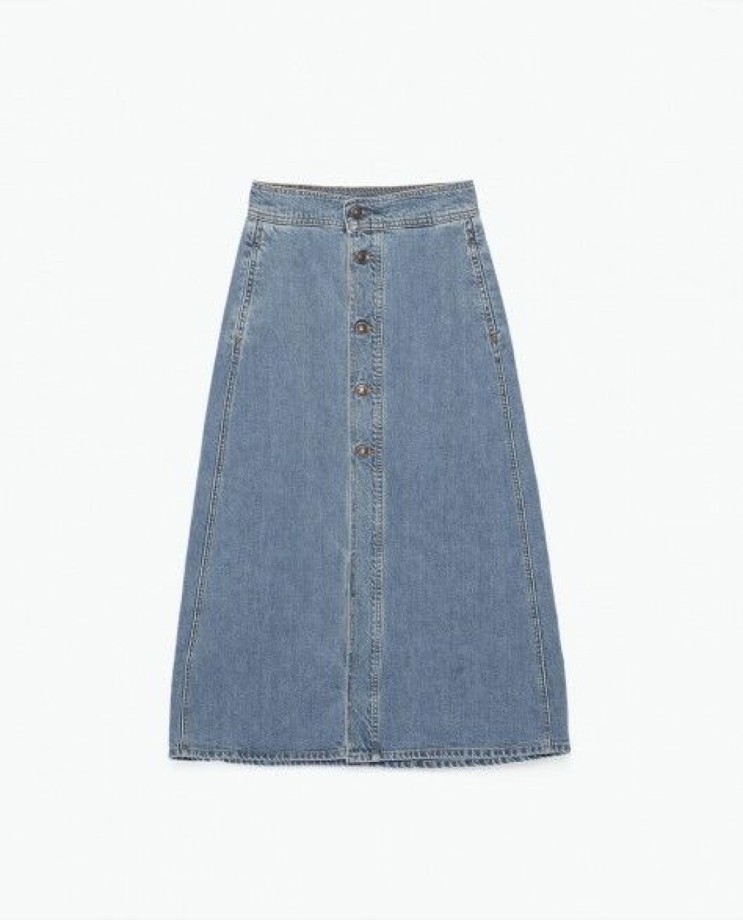 3. Korta jeanskjolar har vi sett länge, men den ankellånga modellen känns ny. Helst bär vi den med en istoppad jeanskjorta eller en enkel t-shirt/topp. Den här kommer från Zara och kostar 399 kr. Som hittat! jeanskjol 01