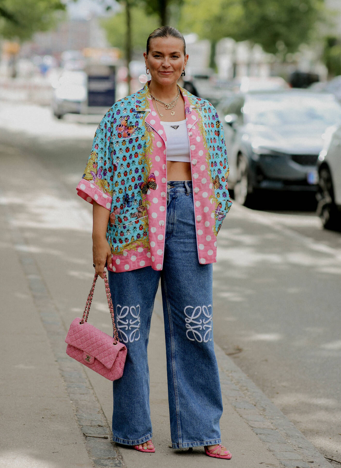 Janka Polliani i trendiga vida jeans från Loewe.