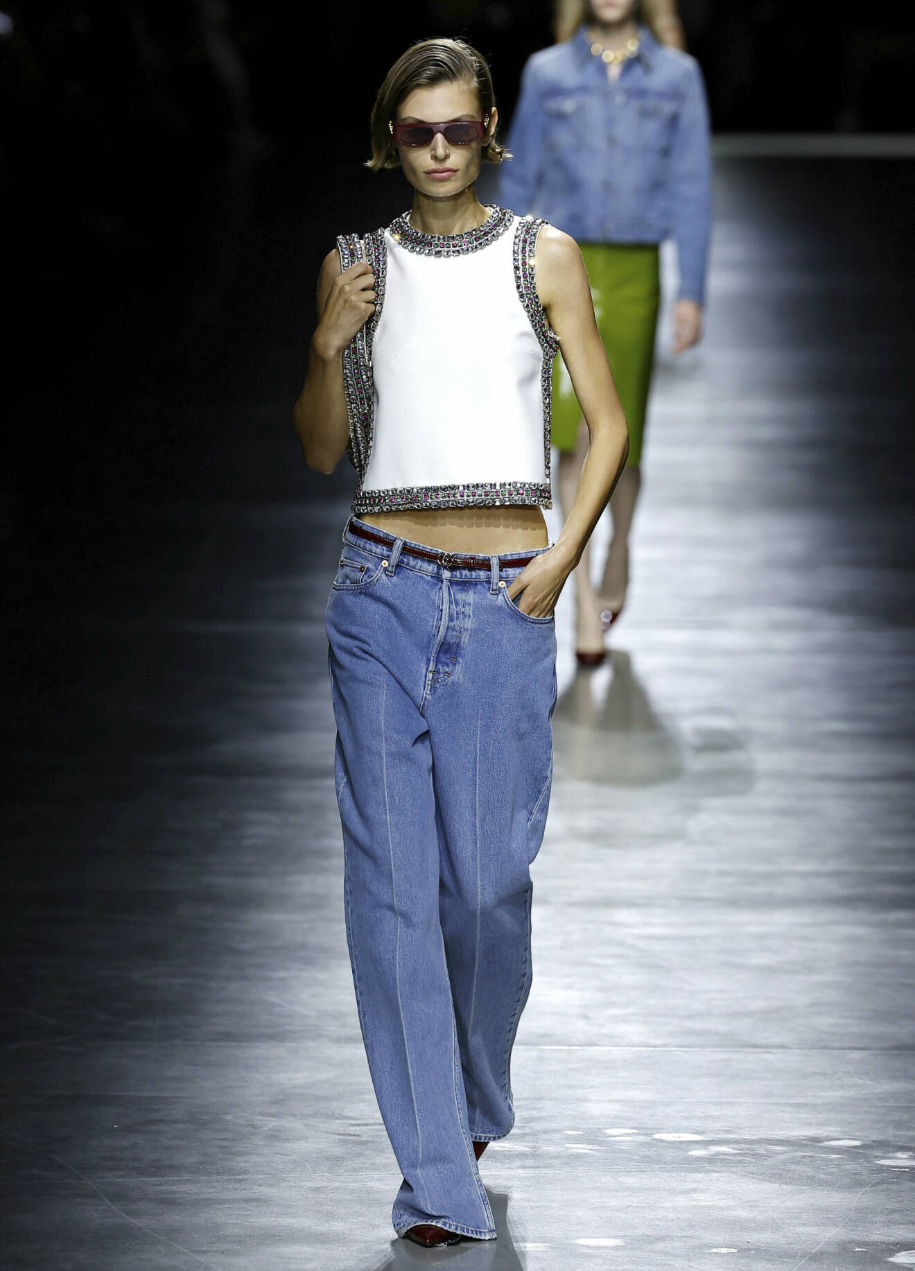Rymliga jeans hos Gucci våren 2024.