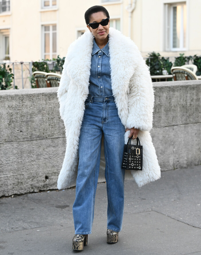 Jeans och jeansskjorta var en populär stylingkombination under modeveckan. Blå jeans matchas med jeansskjorta och lurvig fuskpälsjacka.