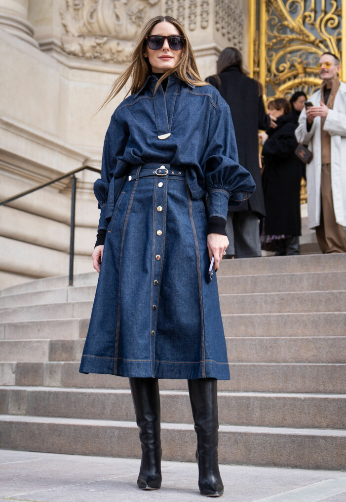Olivia Palermo valde en elegant denimlook på modeveckan i Paris. Olivia Palermo är välklädd i denimblus och vadlång jeanskjol.