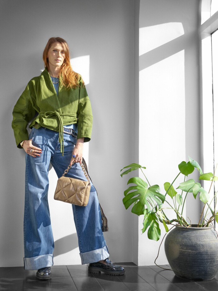 Säsongens nya jeansmodell är rak och vid. Välj skor med en grov sula för en modern stil. Jeansmodell.