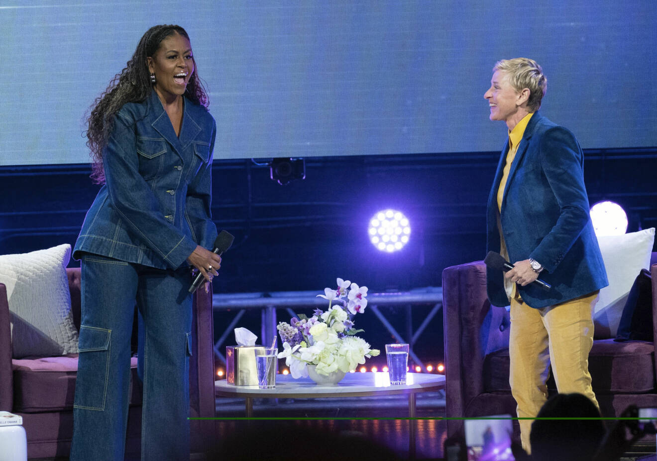 Michelle Obama är trendigt klädd i cargojeans och matchande jeansjacka från Ganni.