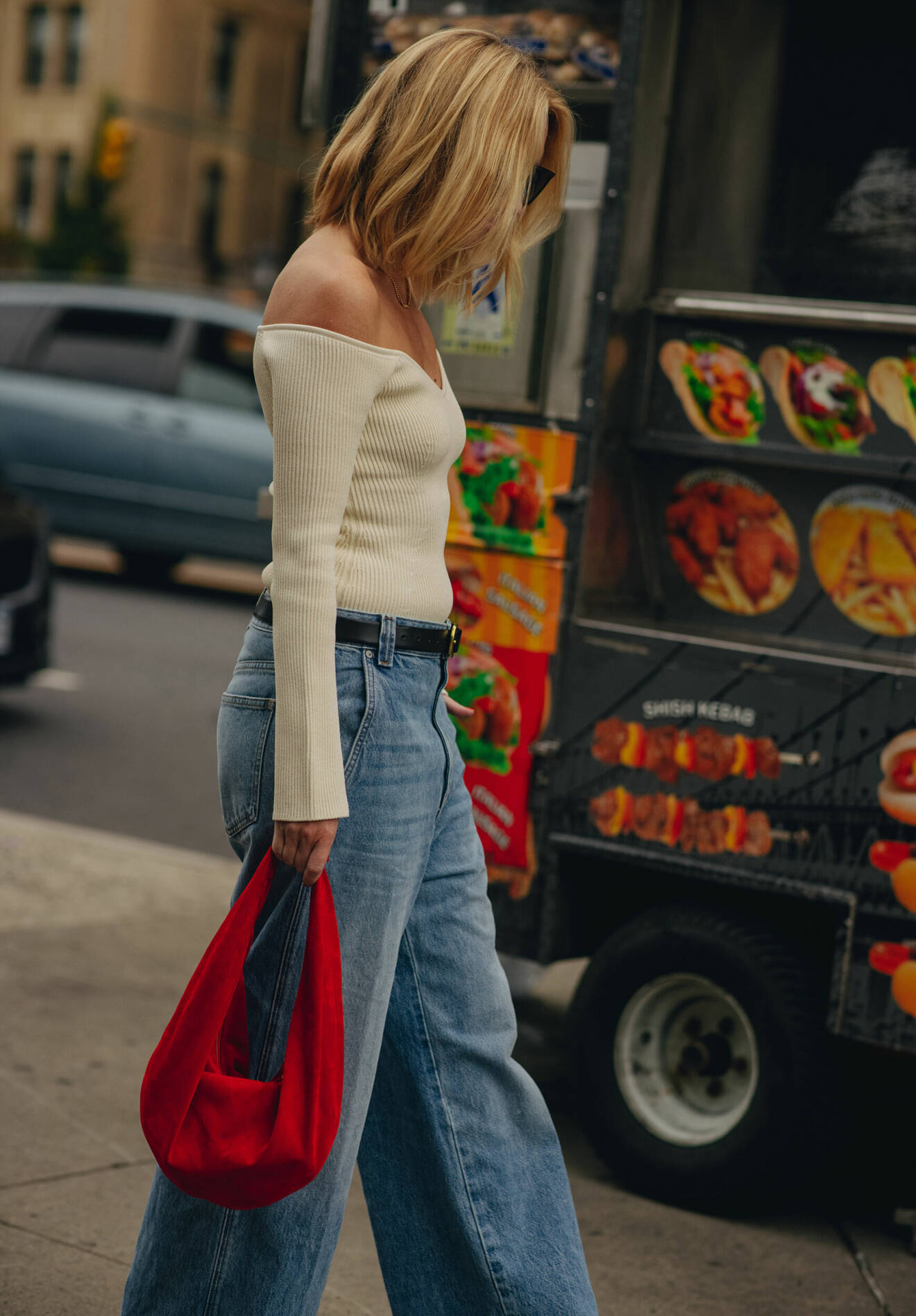 Lisa Aiken bär vida jeans på modeveckan i New York.