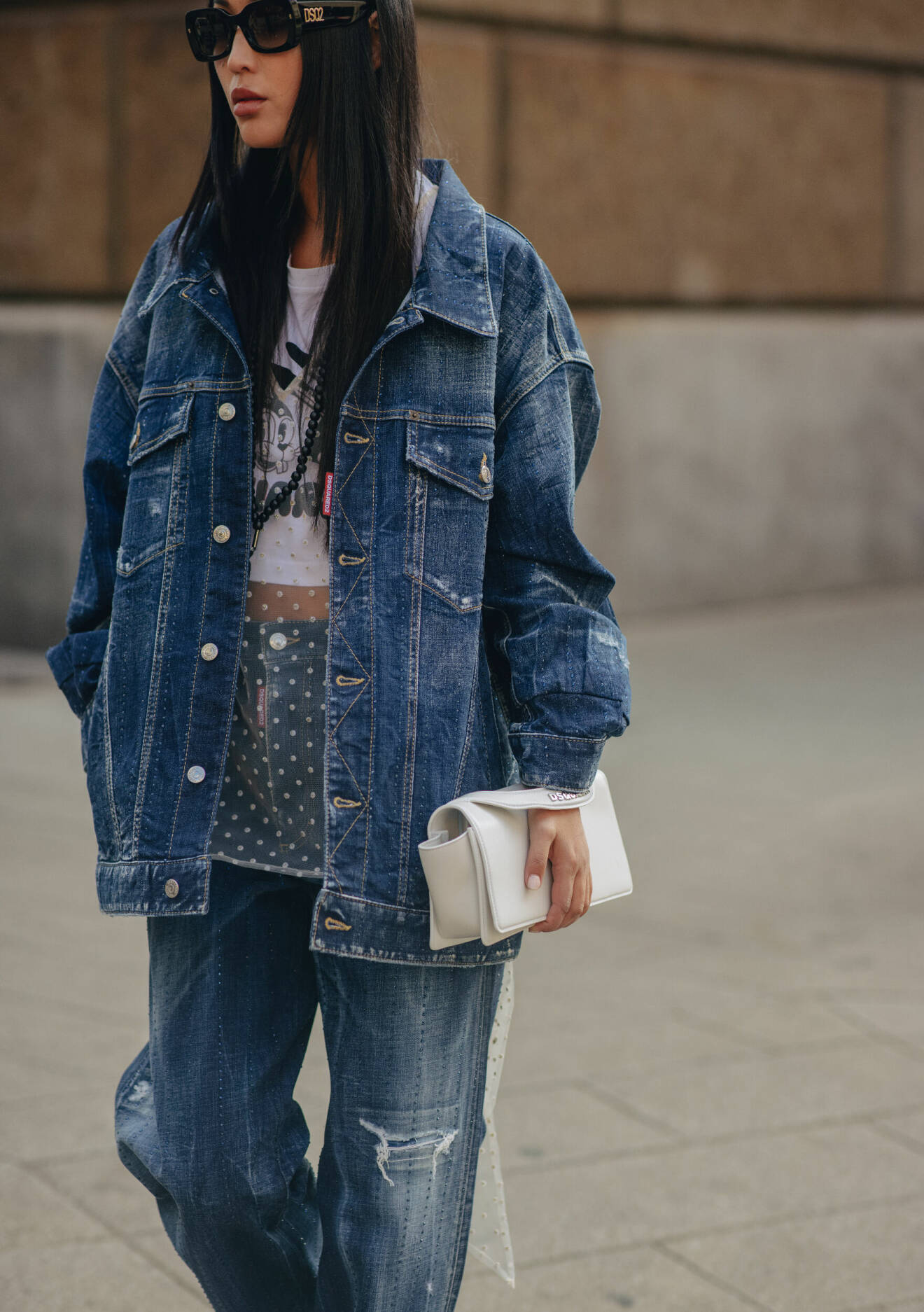 Jeans och oversized jeansjacka i avslappnad look på modeveckan i Paris.