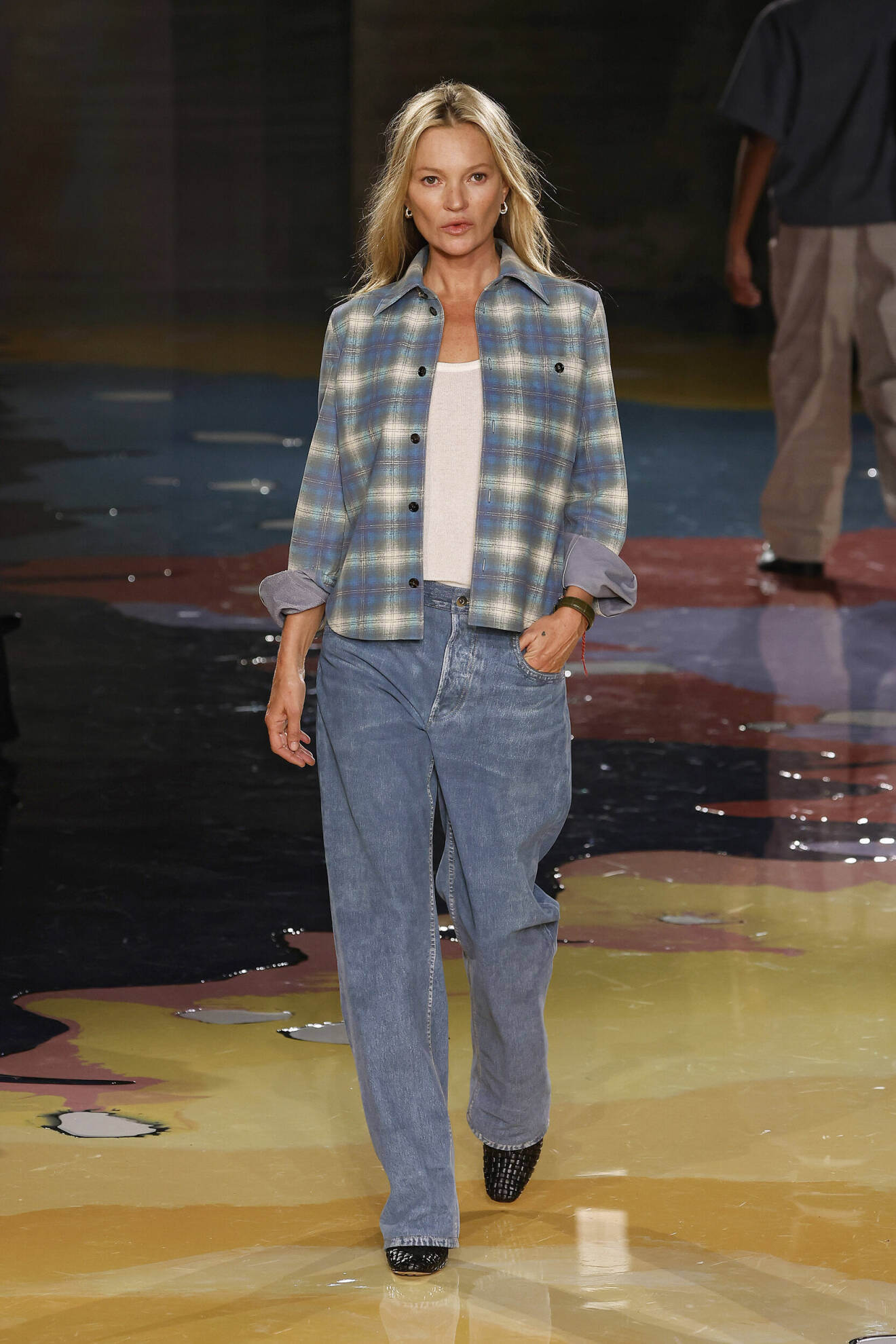 Kate Moss visade baggy jeans på Bottega Venetas vårvisning.