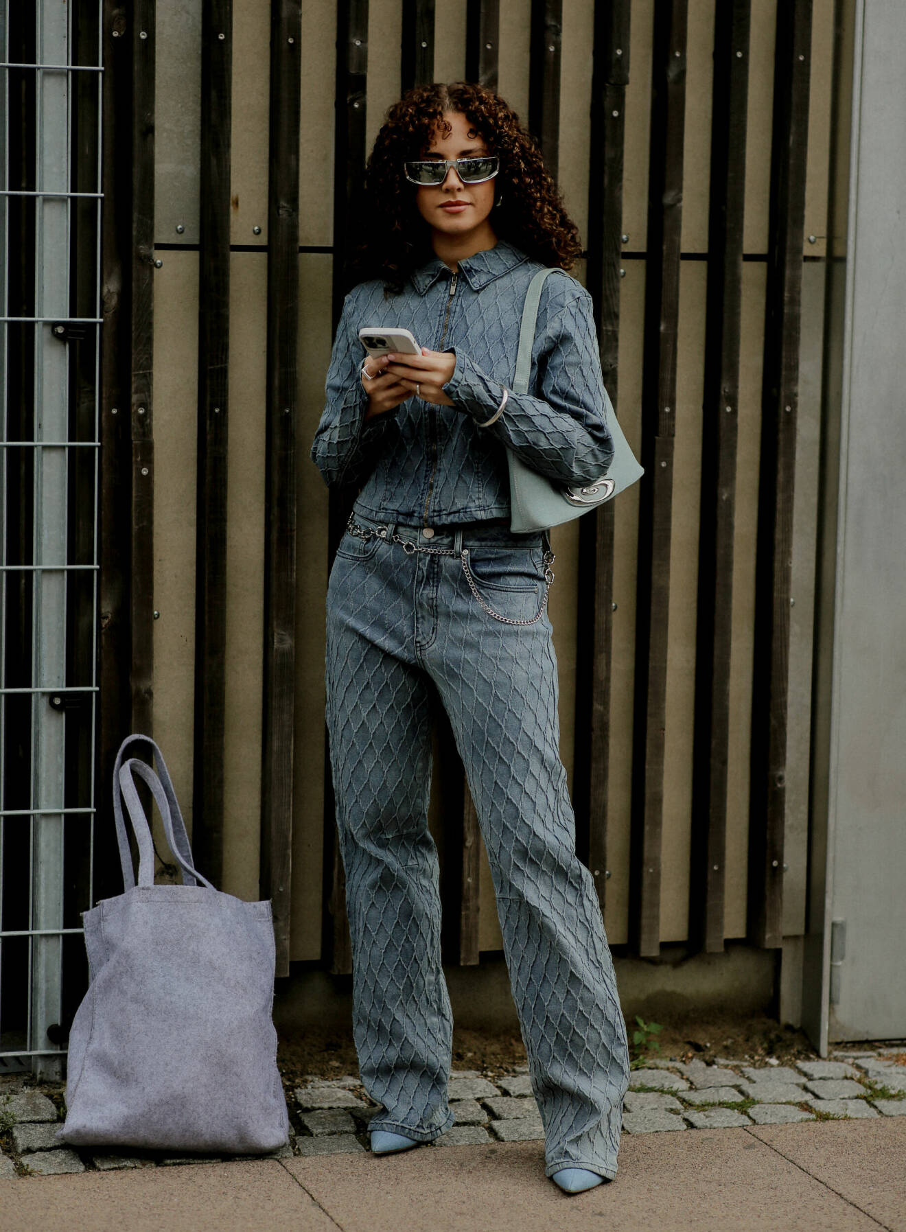 Dekorerade jeans i trendig modell på modeveckan i Köpenhamn.