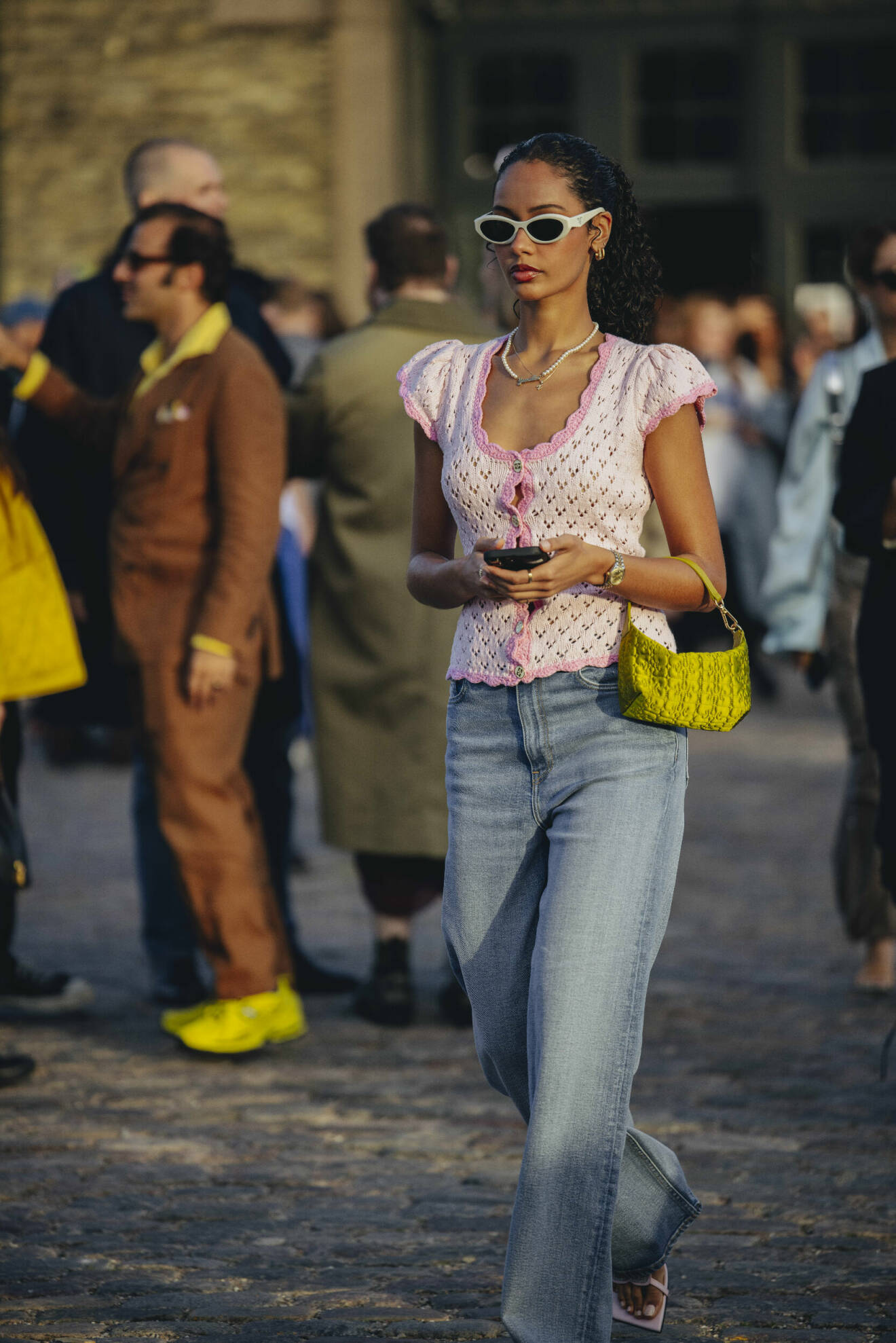 Gäst vid modeveckan i Köpenhamn iklädd jeans i trendig modell.