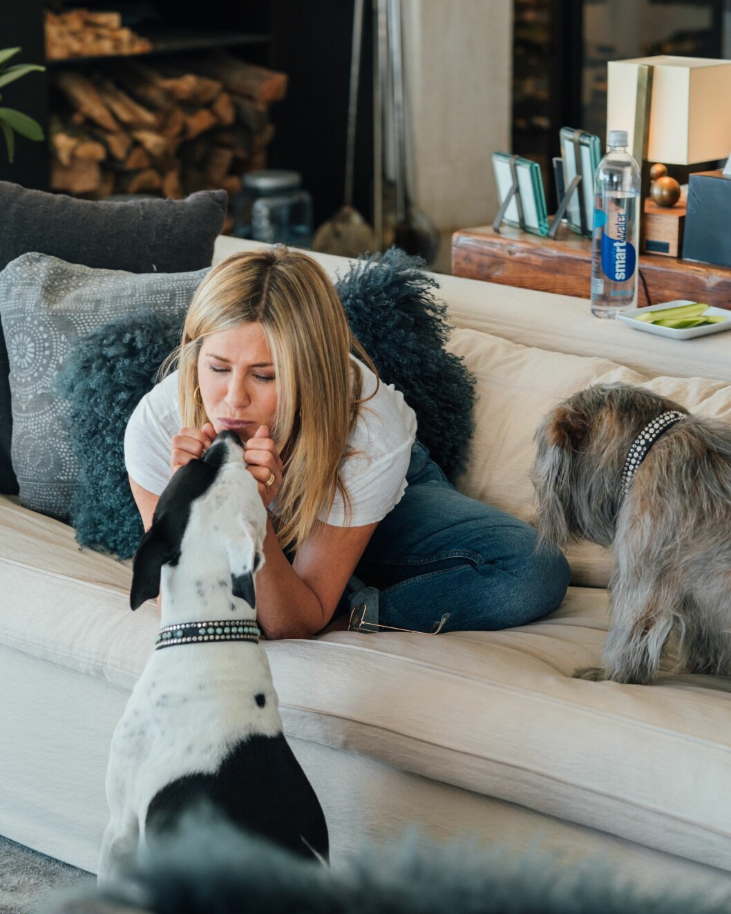 Jennifer Aniston med sina pälsklingar, hundarna Sophie och Dolly. jennifer aniston med sina två hundar