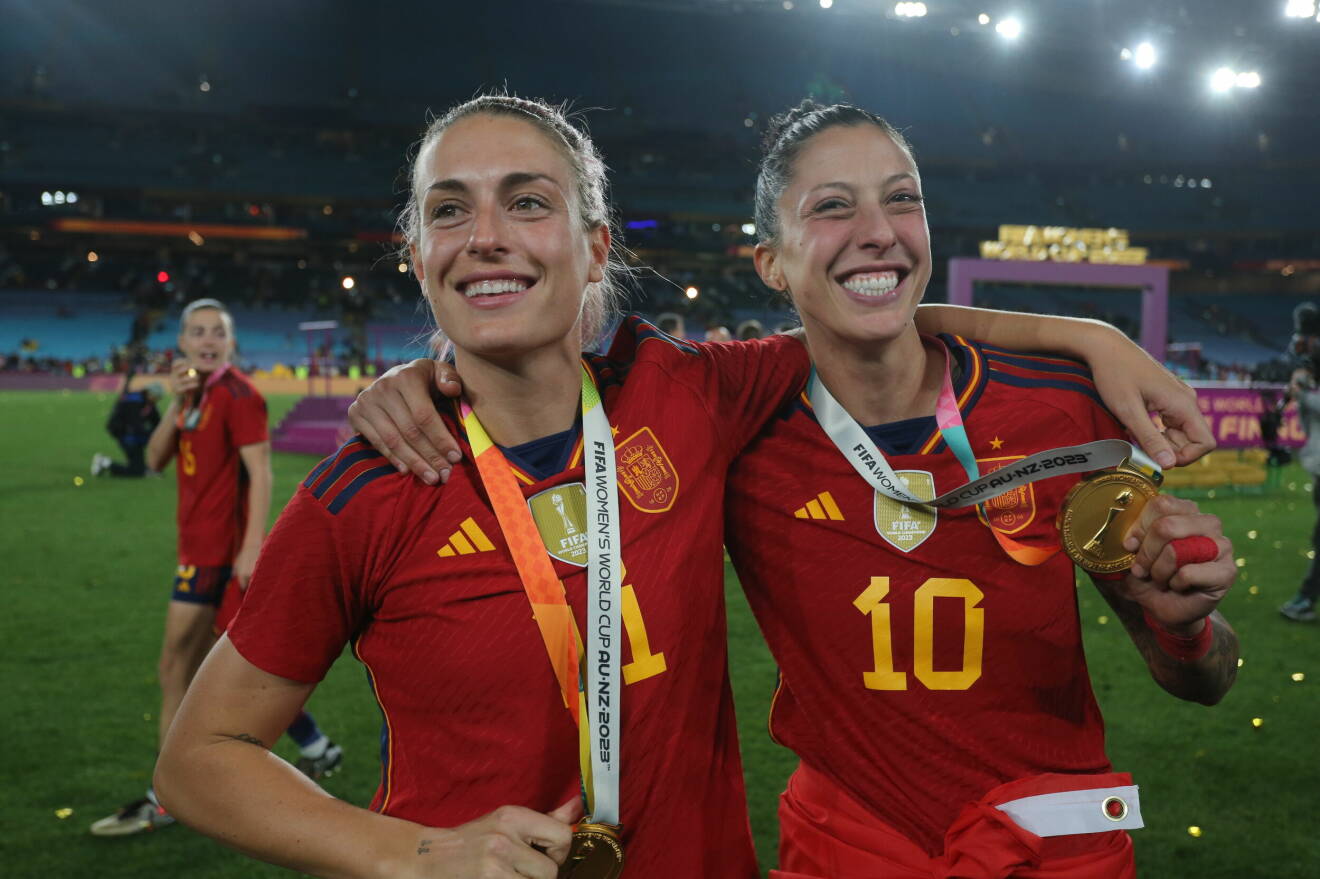 Alexia Putellas and Jennifer Hermoso firar Spaniens guld i fotbolls-VM.