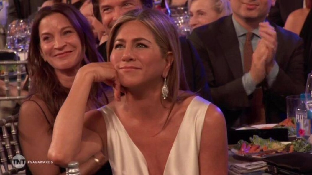 När Brad Pitt vann pris var det med varm blick som Jennifer Aniston såg honom hålla sitt tal. Jennifer Aniston lutar huvudet i sin ena hand och ler