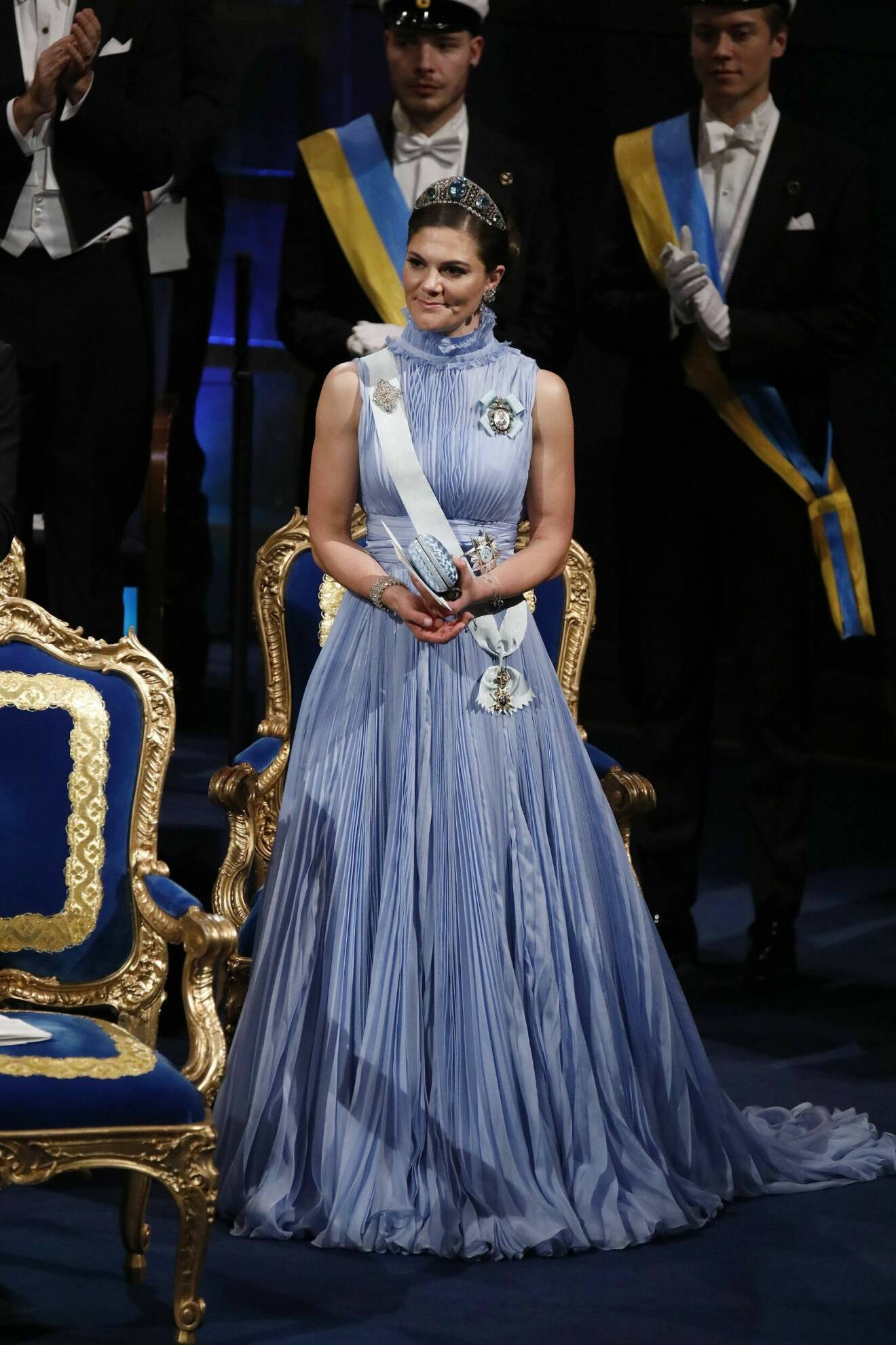 Under Nobelfesten 2017 bar kronprinsessan en blå Jennifer Blom-klänning – som senare fick en liten ärm.