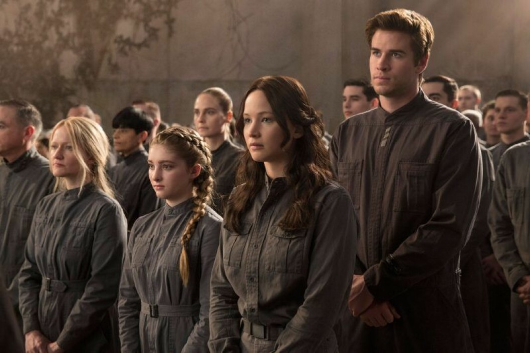 <em>The Hunger Games</em>, med Jennifer Lawrence i huvudrollen. Katniss står bland folk I the hunger games