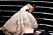 Jennifer Lawrence ligger i en trapp med en stor vit klänning