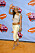 Jennifer Lopez i låga ljusa byxor, silverglittrig bolero och en rosa basker på huvudet