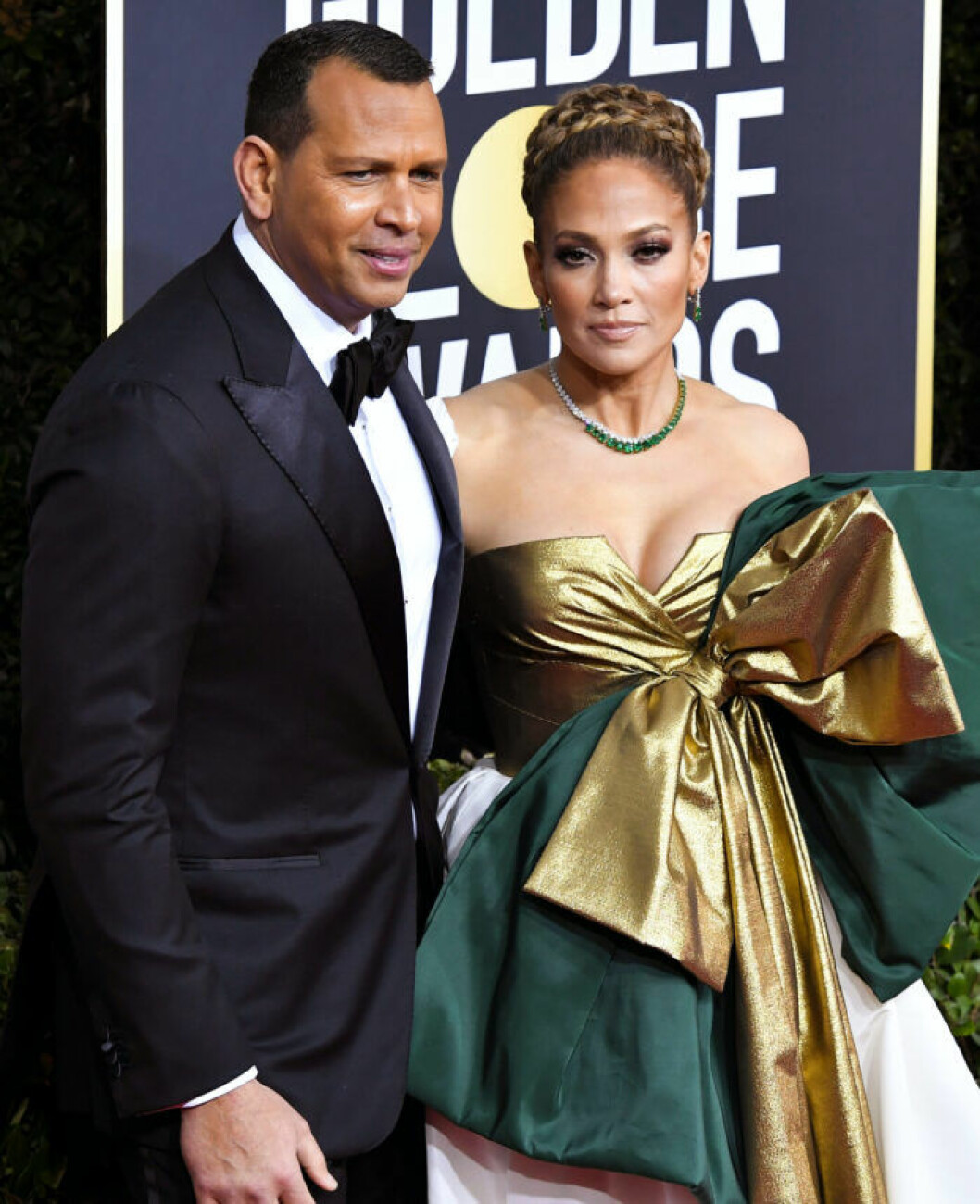 Alex Rodriguez och Jennifer Lopez har varit ett par sedan 2017. Alex Rodriguez i smoking och Jennifer Lopez i grön och gullig klänning