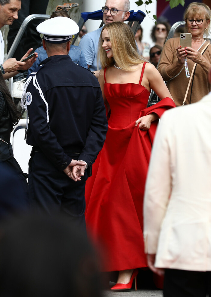 Jennifer Lawrence bytte höga pumps mot flipflops inför röda mattan i Cannes.