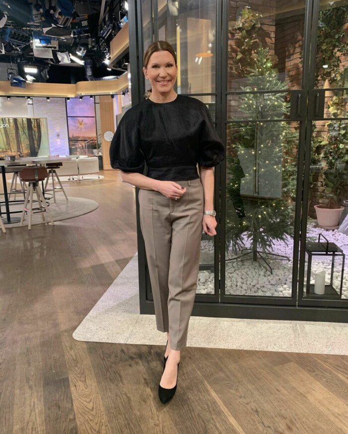 Jenny Alversjö i TV4 Nyhetsmorgon en outfit med en svart topp och beige kostymbyxor