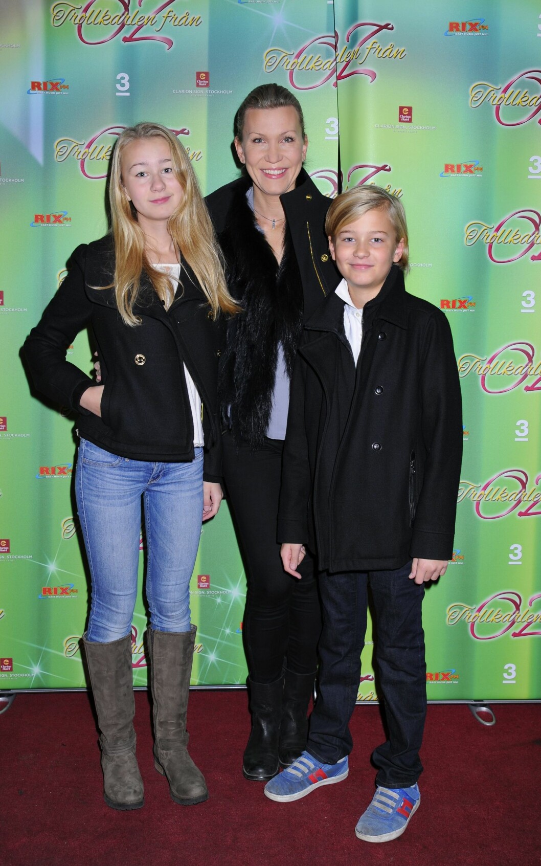 Jenny med barnen Olivia och Leo Alversjö på premiär år 2013. jenny, olivia och leo alversjö
