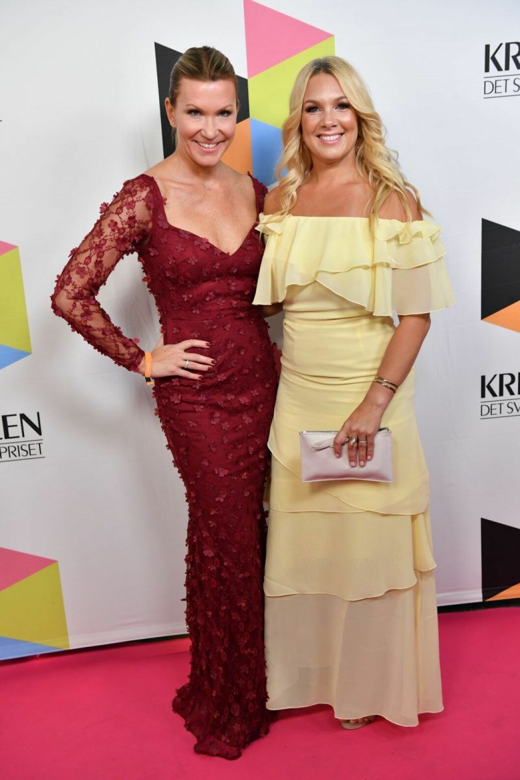 Jenny Alversjö och Anna Brolin. Jenny Alversjö och Anna Brolin på röda mattan på Kristallen 2019