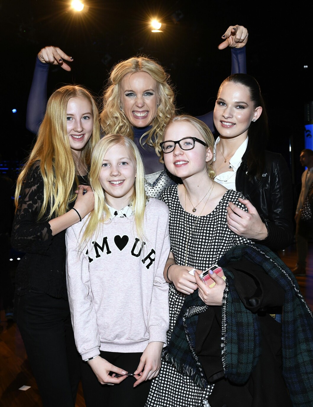 Jenny Strömstedt med barnen Vanna, Kitty och Mika, samt bonusdottern Maja Strömstedt. Fotograferade ihop 2015. jenny strömstedt med barnen vanna, kitty, mika östergren och bonusdottern maja