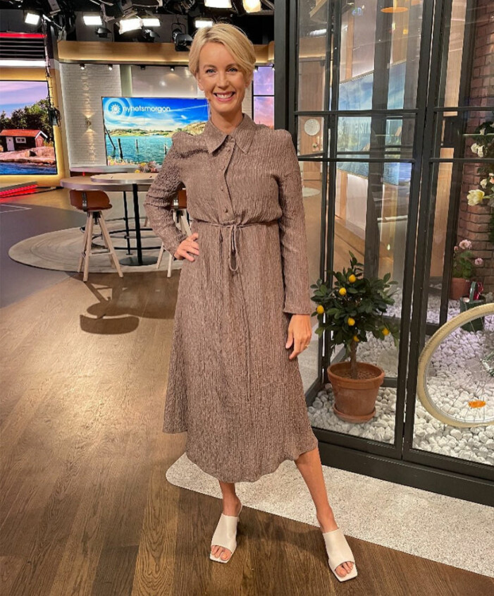 Jenny Strömstedt i en brun klänning med krage, knappar och markerad midja från & Other Stories