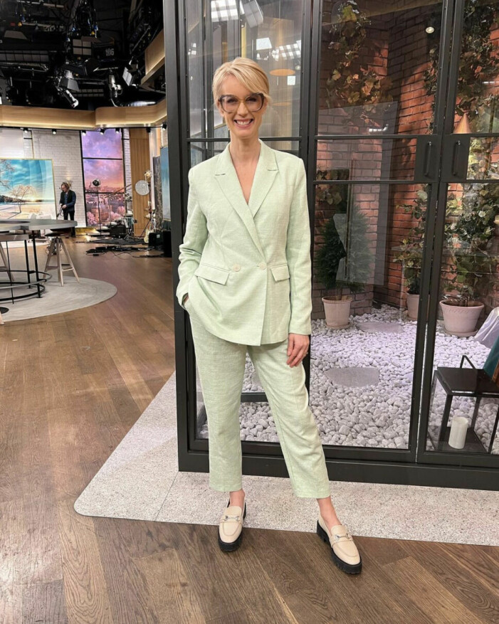 Jenny Strömstedt grön kostym i TV4 Nyhetmorgon