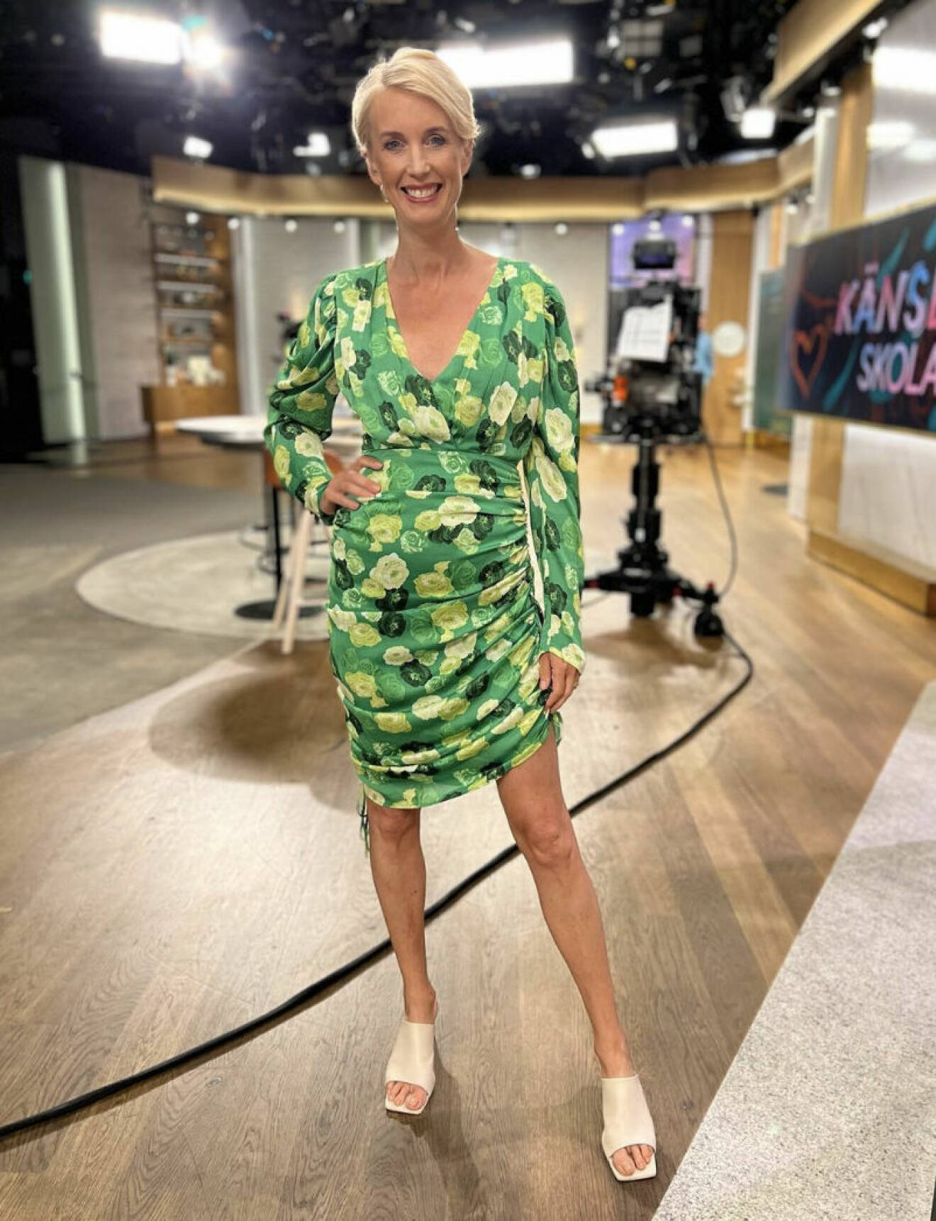 Jenny Strömstedt i grön blommig klänning i TV4 Nyhetsmorgon