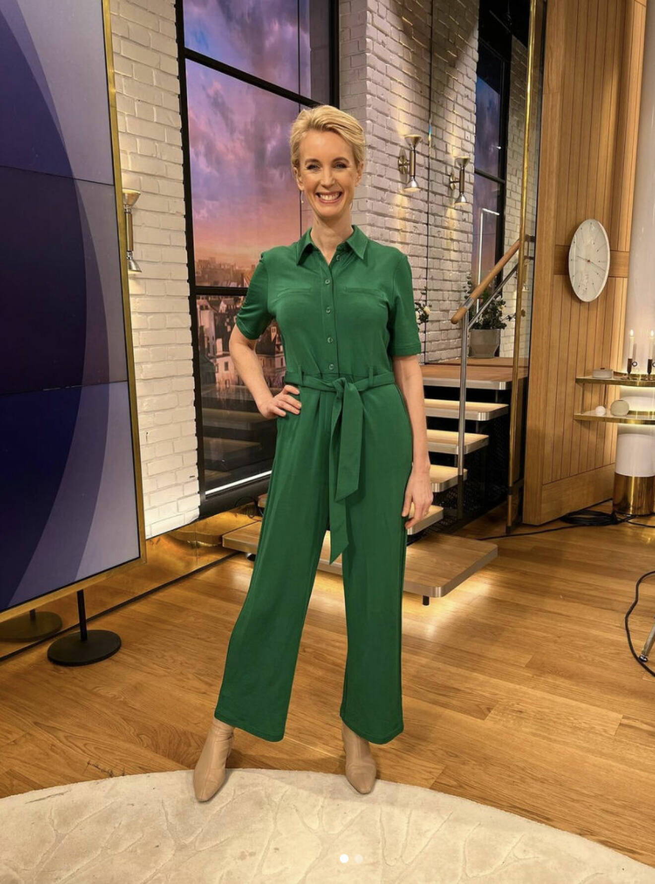 Jenny Strömstedt i grön jumpsuit från &amp; Other Stories TV4 Nyhetsmorgon