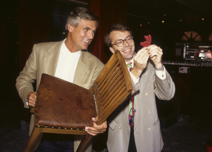 Jesper Aspegren med Knut Knutson under inspelningen av <span class=" italic" data-lab-italic_desktop="italic">Antikrundan</span>, 1991.