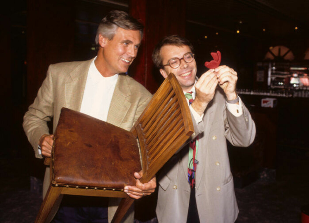 Jesper Aspegren och publikfavoriten Knut Knutson värderar möbler 1991. Foto: IBL Antikrundan 30 år. Jesper Aspegren och Knut Knutson