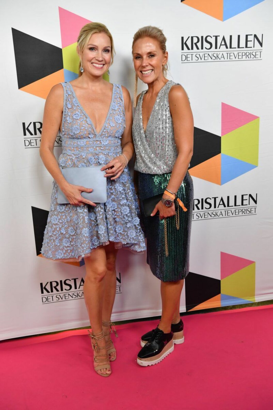 Jessica Almenäs med sällskap. Jessica Almenäs med sällskap på röda mattan på Kristallen 2019