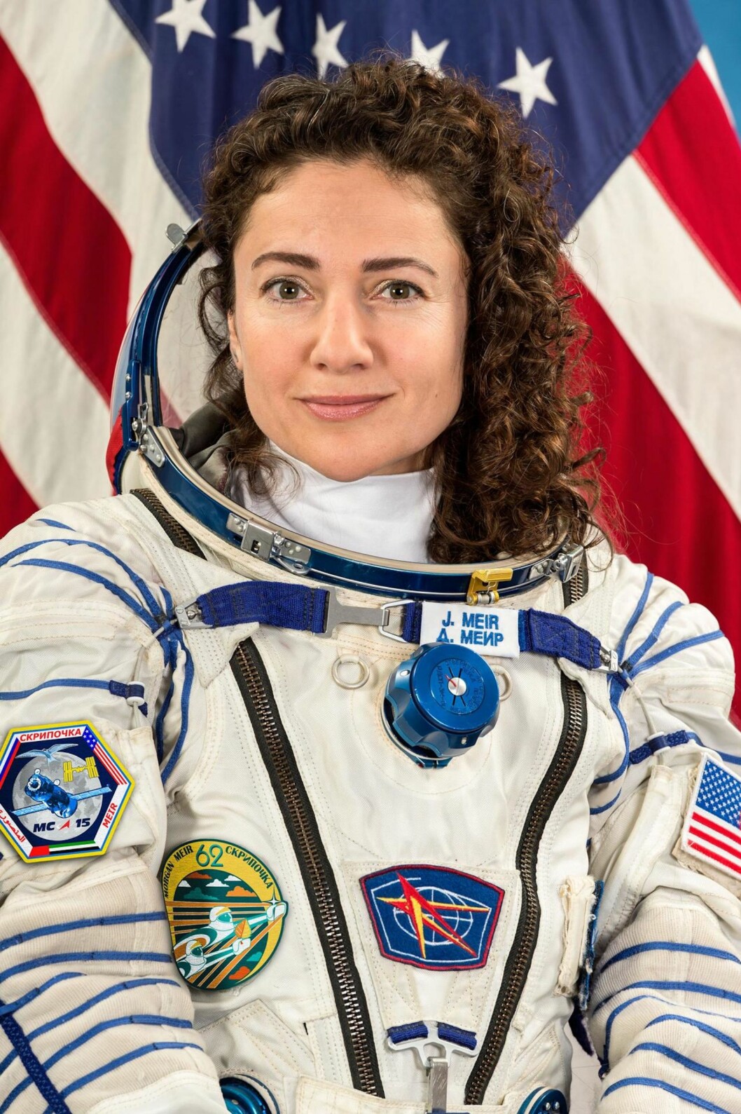 25 september åker svenska Jessica Meir till rymden för att vistas där i hela sex månader. Foto: Nasa Astronauten Jessica Meir med den amerikanska flaggan i bakgrunden.
