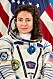 Astronauten Jessica Meir med den amerikanska flaggan i bakgrunden. 