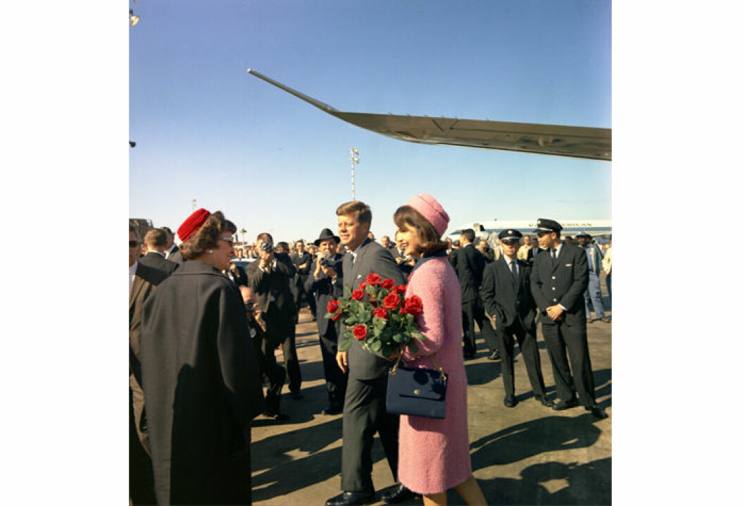 <em>Den historiska bilden på John F och Jacqueline Kennedy från den ödesmättade dagen 1963 är tagen av Cecil Stoughton, White House Photographs, John F. Kennedy Presidential Library and Museum, Boston.</em> JFK-Jackie-700