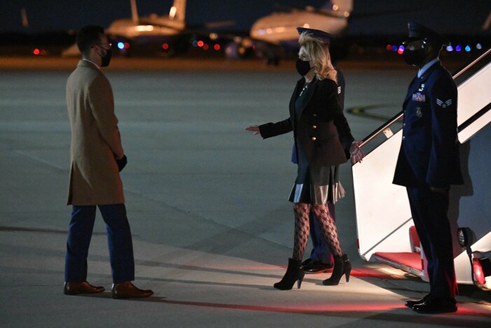 Jill Biden i strumporna som väckte enorm uppmärksamhet... Foto: TT Jill Biden kommer ur ett flygplan. Hon har svart munskydd, svart kavaj och svart kjol, vad som ser ut som mönstrade, transparenta strumpbyxor och svarta ankelboots med klack.