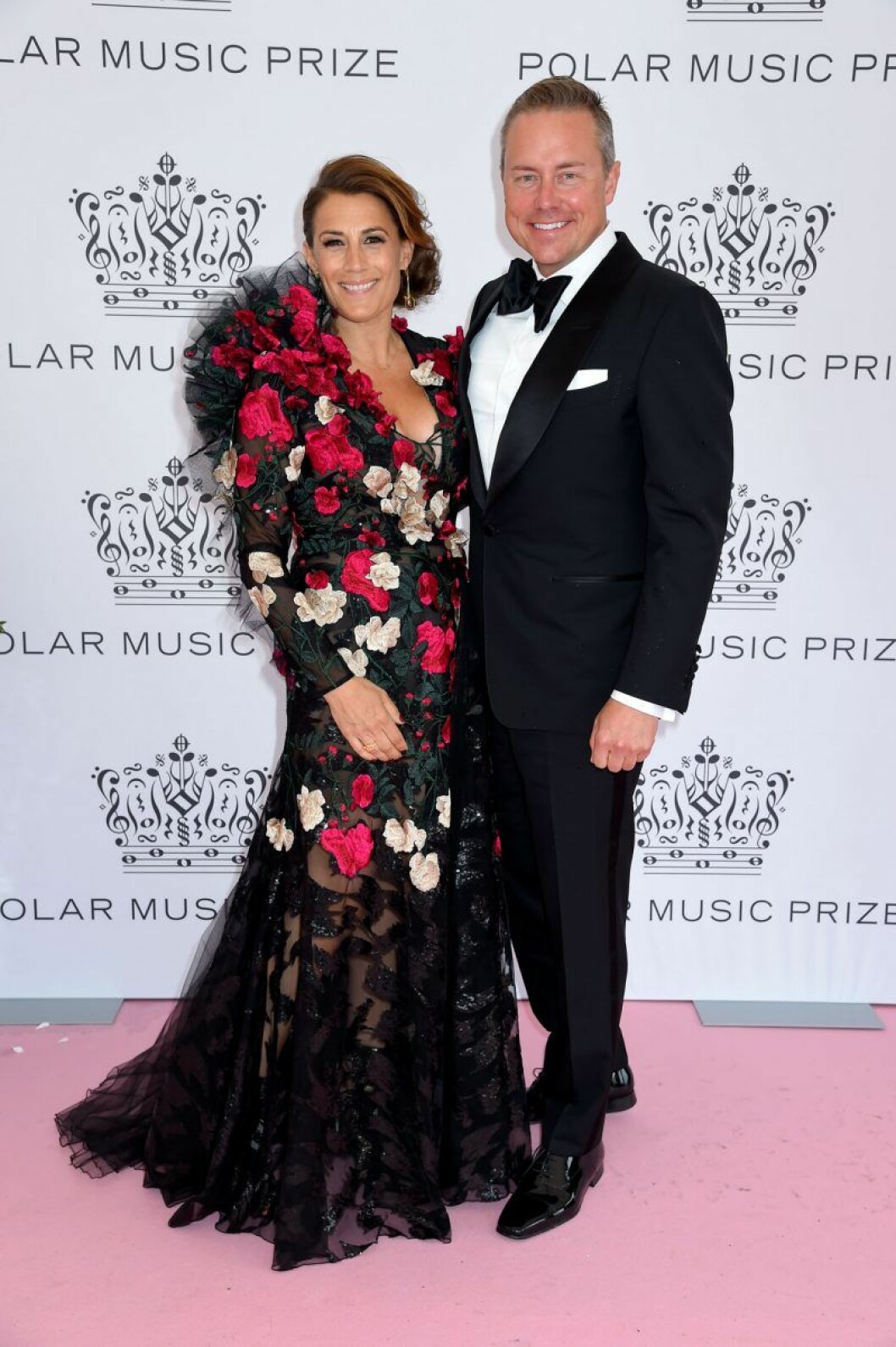 Jill Johnson med Mattias Elg. Jill Johnson med Mattias Elg på rosa mattan på Polarpriset 2019