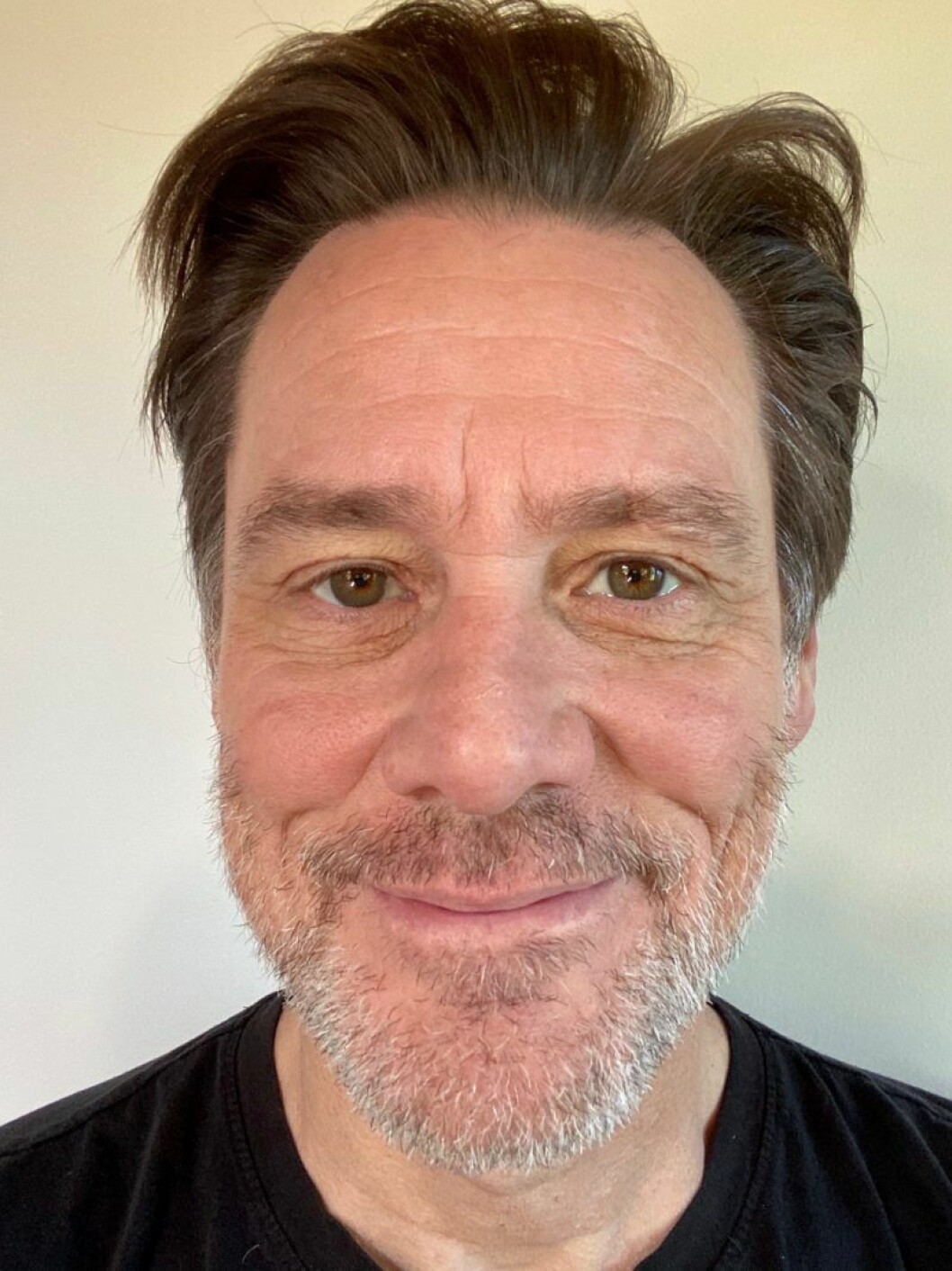 Jim Carrey under karantän. Jim Carrey i skägg