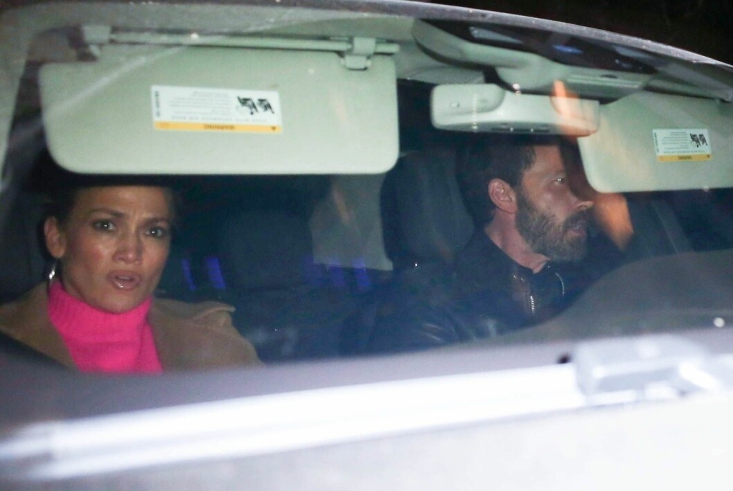 Jennifer Lopez åker shotgun medan Ben Affleck styr skutan framåt.
