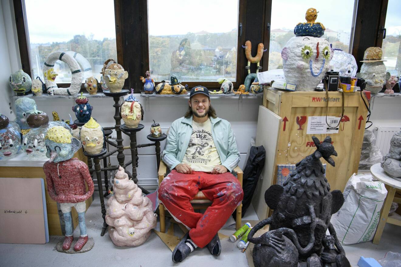 Joakim Ojanen och hans keramiska skulpturer.