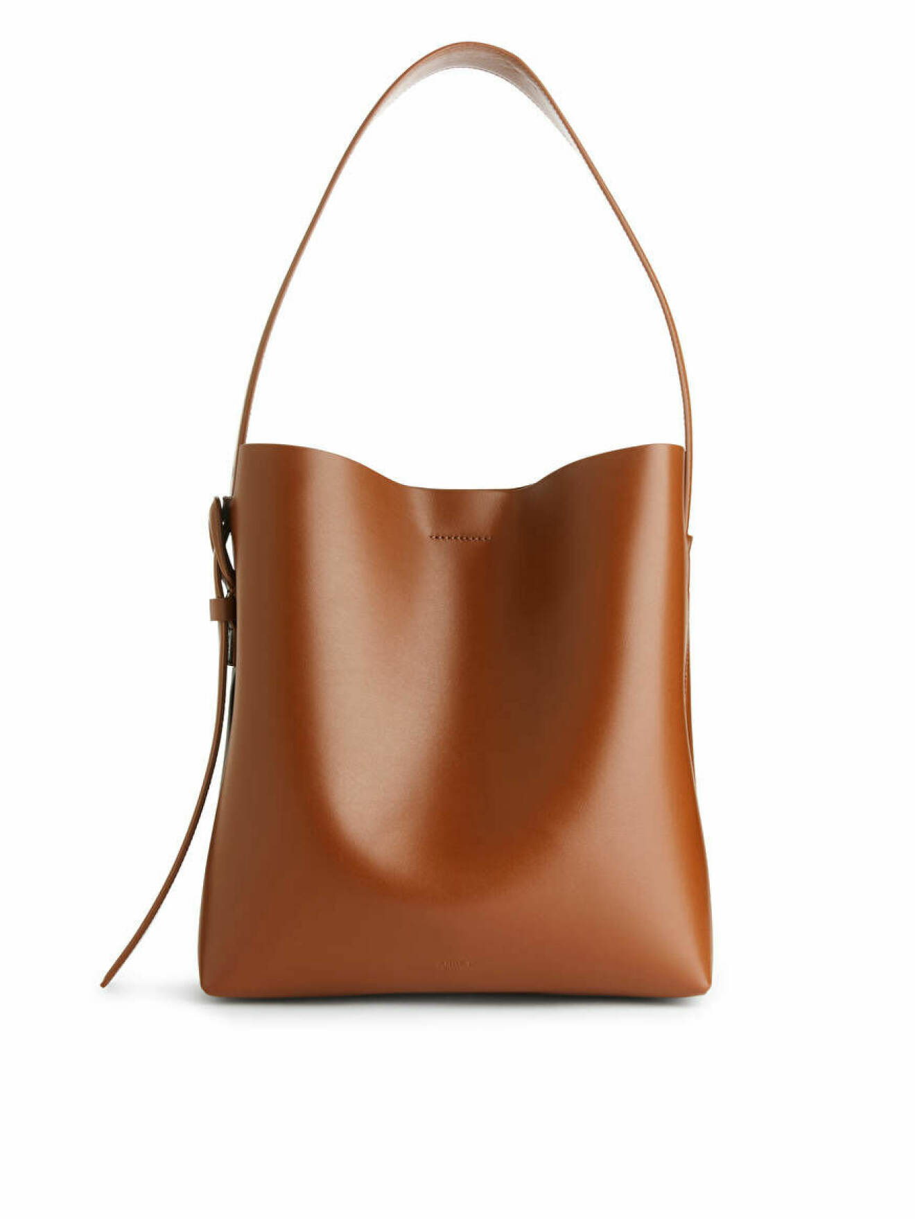 brun shoppingväska av skinn med bred och justerbar axelrem från arket